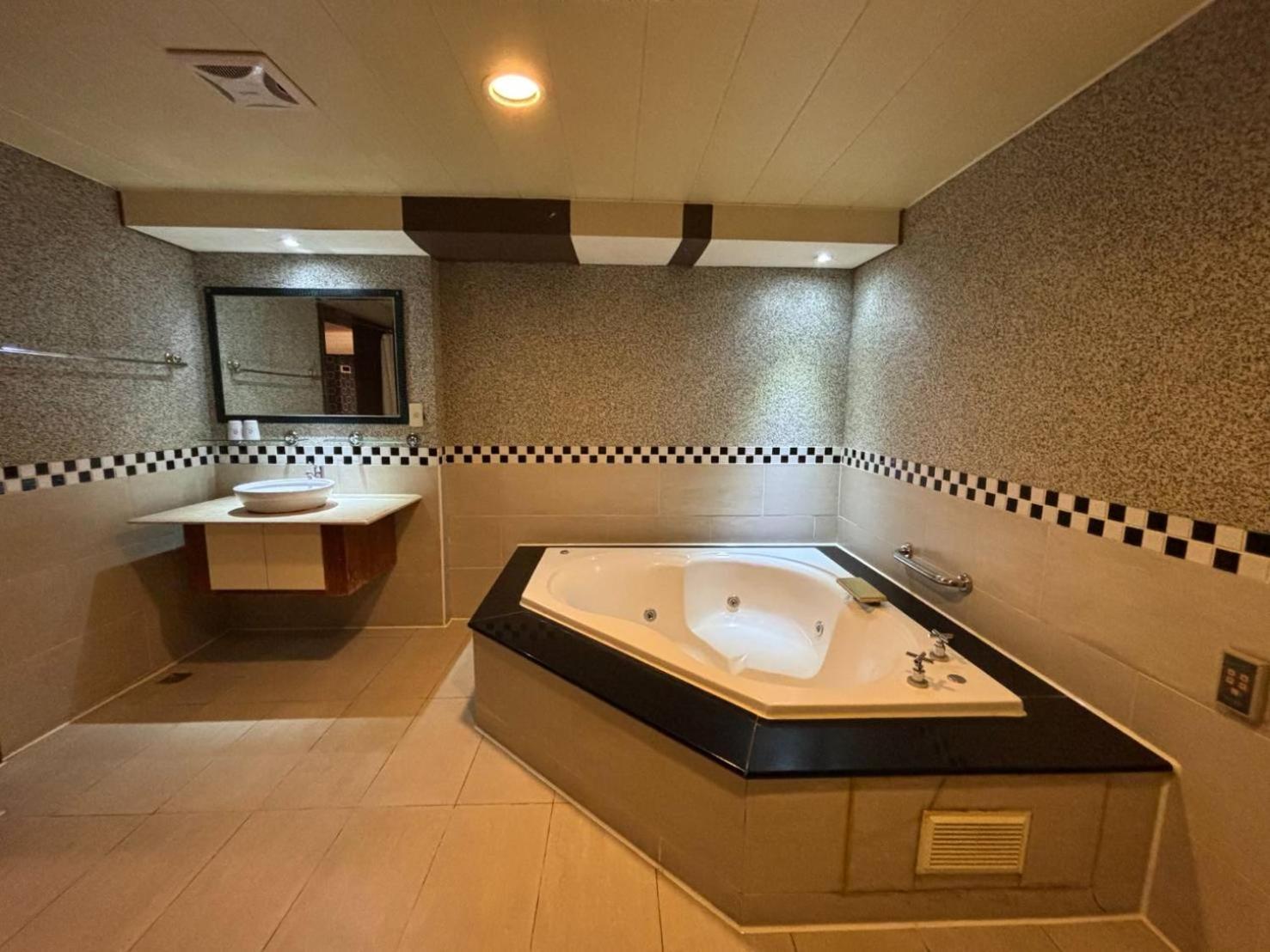 Hua Xiang Motel - Da Chang Kaohsiung Eksteriør bilde